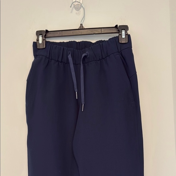 Lululemon On The Fly Crop *Woven 23" True Navy Size 2 - Picture 6 of 9